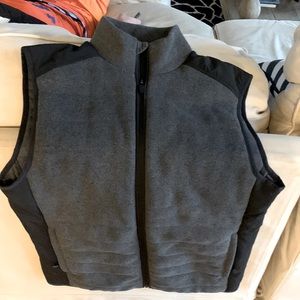 Mens XS vineyard vines insulated vest. Gray with black trim. Front pockets only.